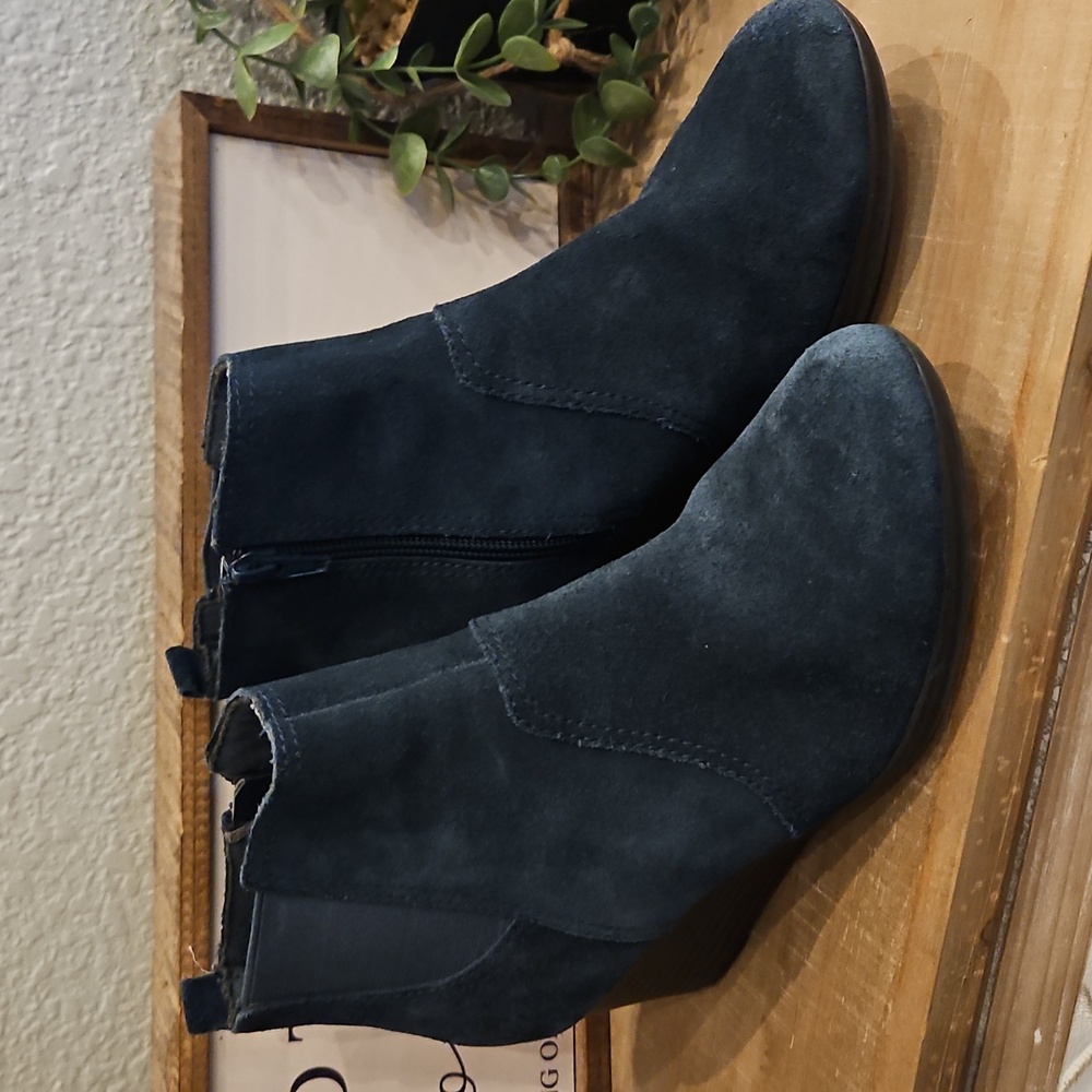 Clarks Collection Womens Blue Suede Wedge Ankle Boots Side Zip Size 7